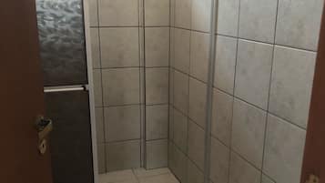 Standaard tweepersoonskamer, 1 tweepersoonsbed | Badkamer | Een douche, handdoeken, zeep, toiletpapier
