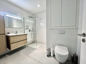 Apartamento | Banheiro | Chuveiro, produtos de toalete grátis, secador de cabelo 