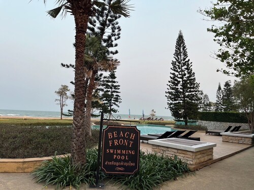 3 bedrooms house for 6-10 guests with 5mins walk to private beach