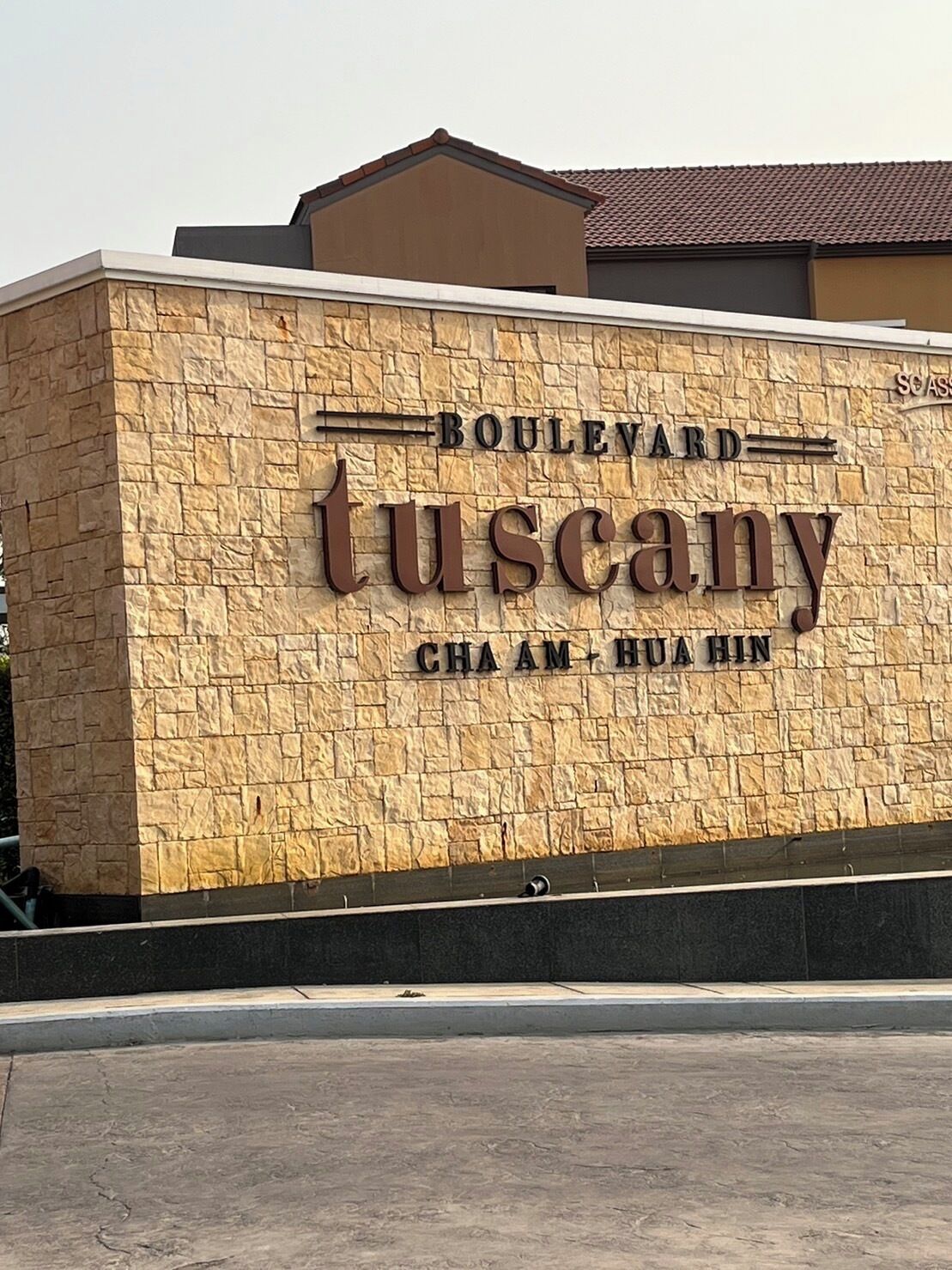 Fachada de piedra con el cartel 