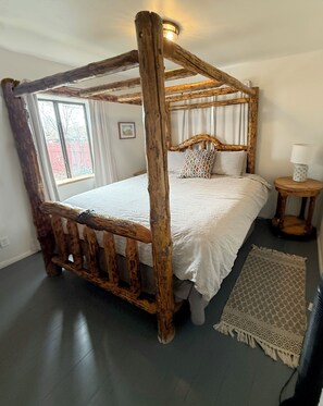 3 bedrooms, desk, iron/ironing board, travel crib