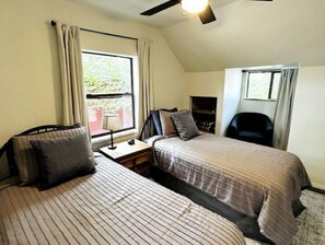 3 Schlafzimmer, Schreibtisch, Bügeleisen/Bügelbrett, Reisekinderbett