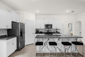 冷蔵庫、電子レンジ、オーブン、コンロ