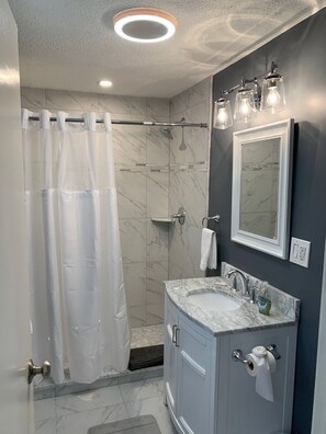 Shower, hair dryer, towels, soap - World cup 2026. Newly renovated 3 Bed/2 Bath close to Boston, Gillette & trains. (Canton)