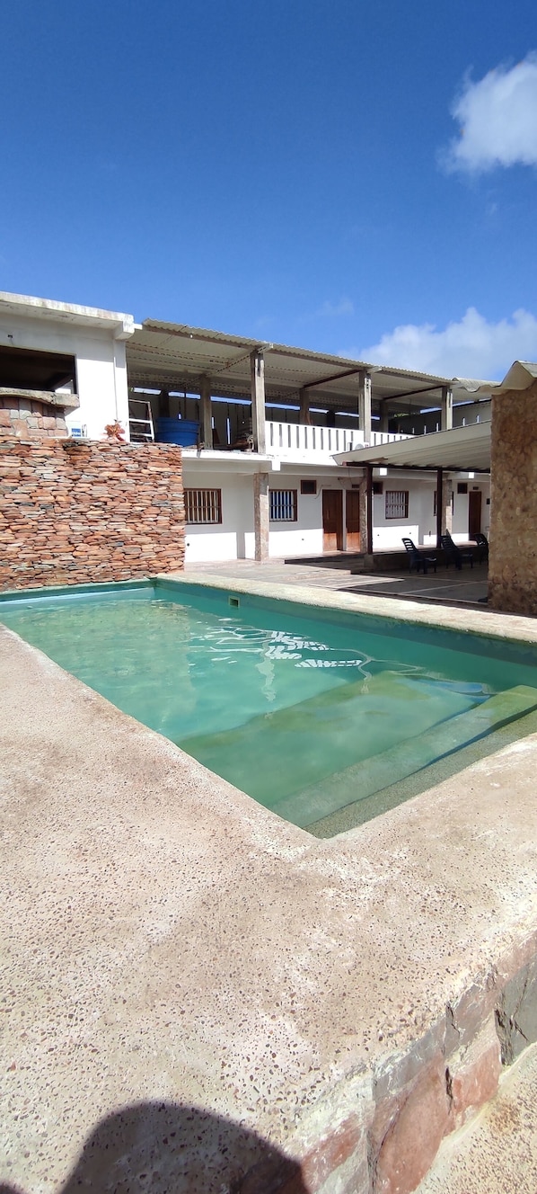 Pool - ¡A Solo 20 Pasos de la Playa! Casa Ideal Para Familias con Piscina (Chichiriviche)