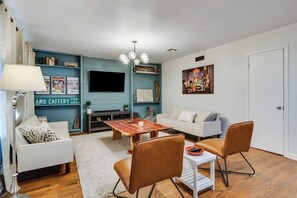 Living area - 4 Bedroom Oasis - Middle of Downtown Lafayette!! (Lafayette)