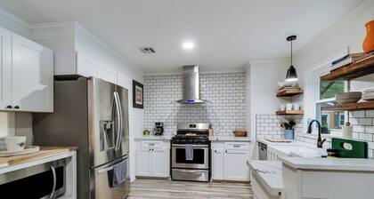 4 Bedroom Oasis - Middle of Downtown Lafayette!!