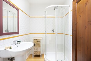 Dusche, Haartrockner, Bidet, Handtücher