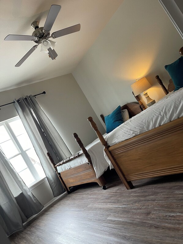 2 habitaciones, tabla de planchar con plancha, wifi y ropa de cama 