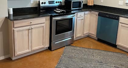 Modern townhome 10.1 miles from Razorback Stadium