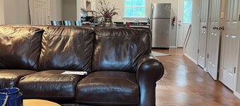 Modern townhome 10.1 miles from Razorback Stadium