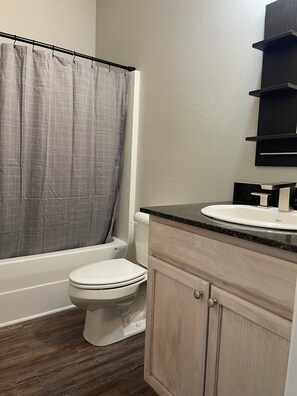 Hair dryer, towels, soap, shampoo - Modern townhome 10.1 miles from Razorback Stadium (Prairie Grove)