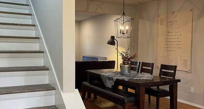 Modern townhome 10.1 miles from Razorback Stadium