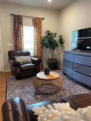 TV - Modern townhome 10.1 miles from Razorback Stadium (Prairie Grove)