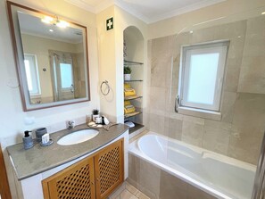 Hair dryer, bidet, towels - Luxury Penthouse Apartment in the middle of a Vilamoura prestigious Golf area.
 (Vilamoura)