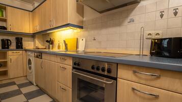 Fridge, oven, stovetop, dishwasher