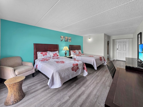 Crystal Palace Resort - Comfort Queen