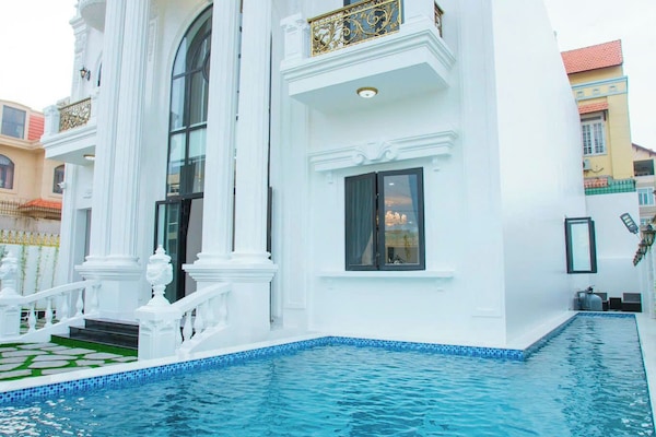 Ban công view biển từ tầng 2.