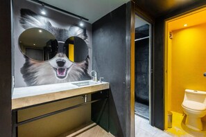 City Apartment | Bathroom | Free toiletries, towels, soap, shampoo