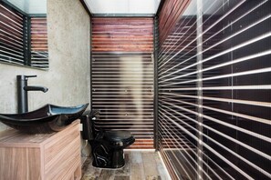 City Apartment | Bathroom | Free toiletries, towels, soap, shampoo - Del Lago Lofts - Nativitas (Mexico City)
