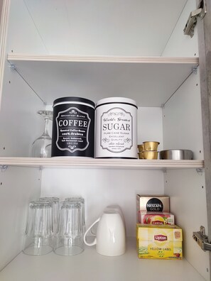 Kühlschrank, Mikrowelle, Herdplatte, Wasserkocher mit Kaffee-/Teezubehör