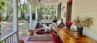 Historic 1920 Farmhouse on 6 acres,Huge Pool, Chef’s Kitchen,minutes to Mt Dora!