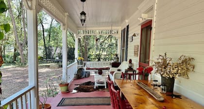 Historic 1920 Farmhouse on 6 acres,Huge Pool, Chef’s Kitchen,minutes to Mt Dora!