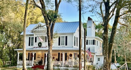 Historic 1920 Farmhouse on 6 acres,Huge Pool, Chef’s Kitchen,minutes to Mt Dora!