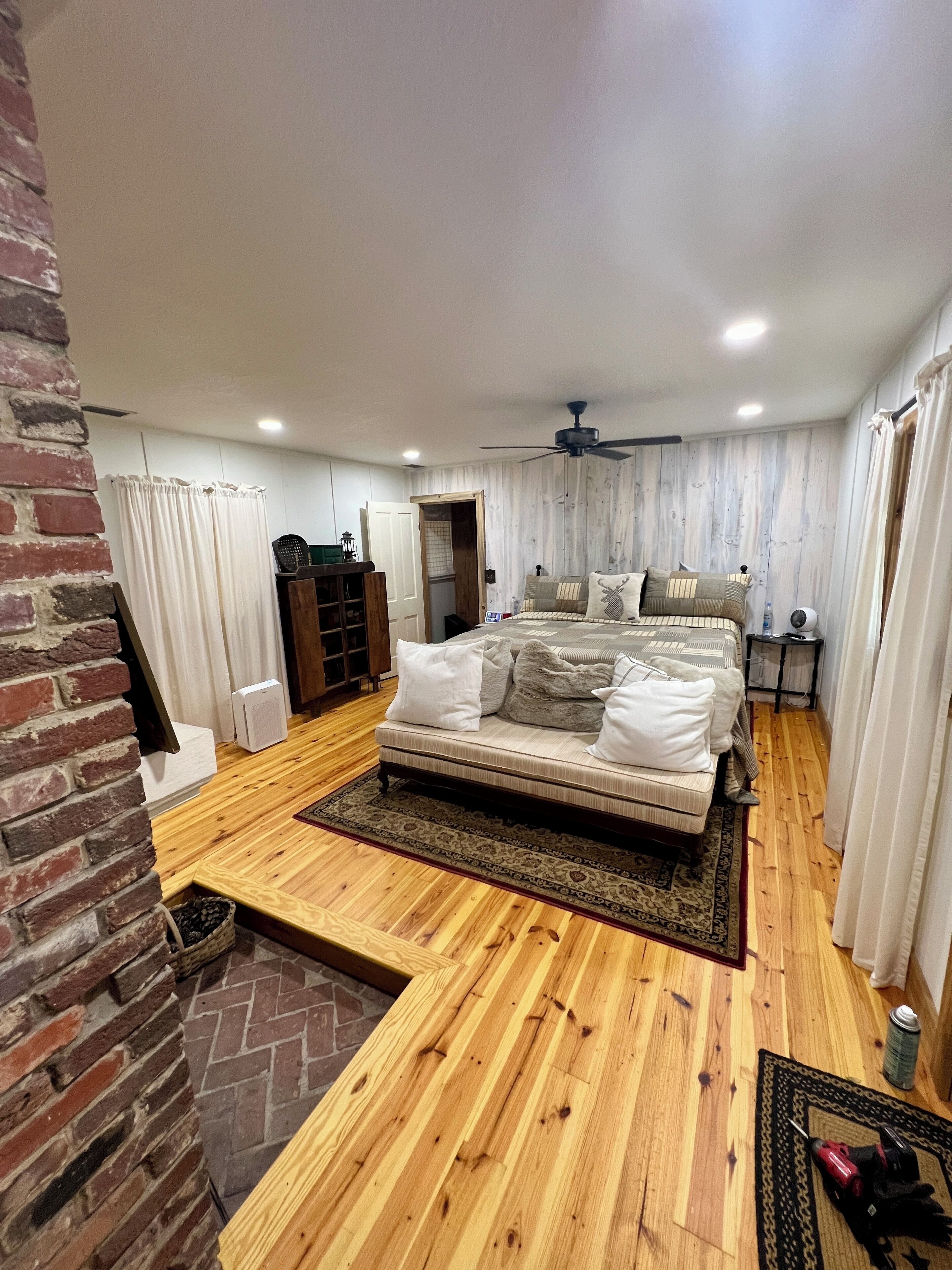 5 habitaciones, escritorio y tabla de planchar con plancha 