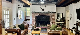 Historic 1920 Farmhouse on 6 acres,Huge Pool, Chef’s Kitchen,minutes to Mt Dora!