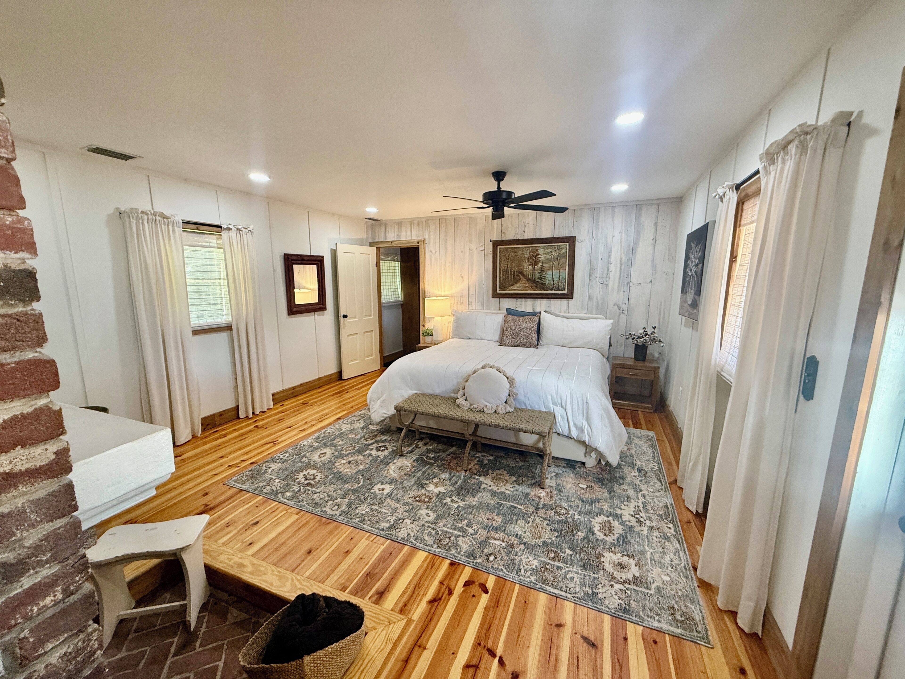 5 soveværelser, skrivebord, strygejern/strygebræt, weekendseng