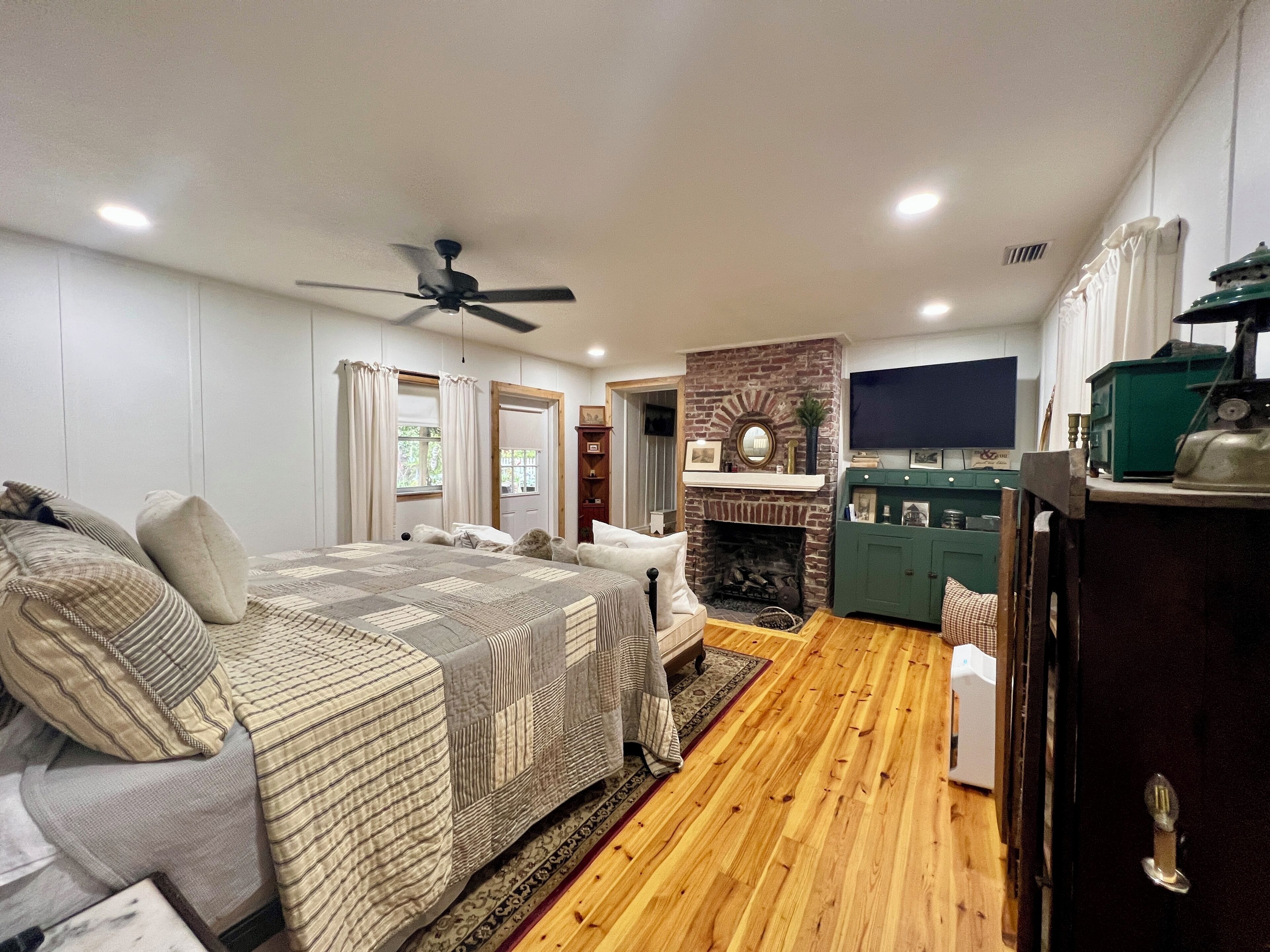 5 Schlafzimmer, Schreibtisch, Bügeleisen/Bügelbrett, Reisekinderbett