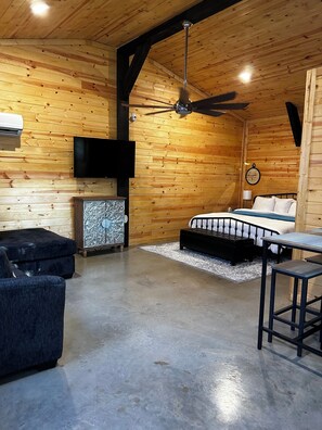 1 bedroom, free WiFi, bed sheets - Rocky Road cabins at Lake Tenkiller.   (Vian)