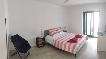 2 chambres, coffres-forts dans les chambres, bureau