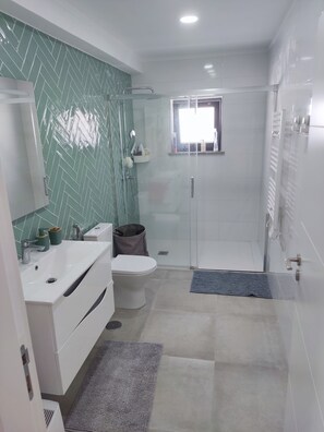 Dusche, Haartrockner, Handtücher, Seife
