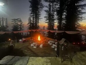 تناول الطعام بالخارج