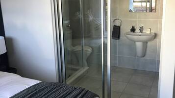 2 soverom, strykejern/-brett, wi-fi og sengetøy