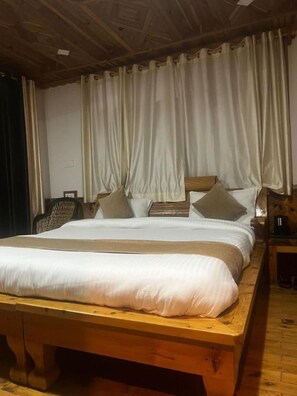 1 bedroom, WiFi, bed sheets - Norvin Homes- King Room with Balcony/ breakfast included<br> (Fagu)