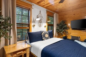3 bedrooms, desk, iron/ironing board, WiFi - FUN Cabin - Pool Tables, Games, Jacuzzi, Firepit, Hammocks, Sleeps 12! (Broken Bow)