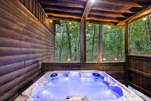 Outdoor spa tub - FUN Cabin - Pool Tables, Games, Jacuzzi, Firepit, Hammocks, Sleeps 12! (Broken Bow)