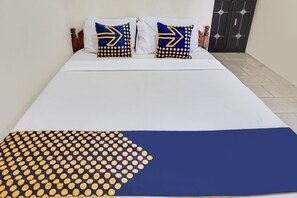 笔记本电脑工作区、床单