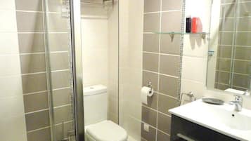 Een bidet, zeep, toiletpapier
