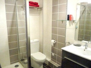 Bidet, jabón, papel de baño