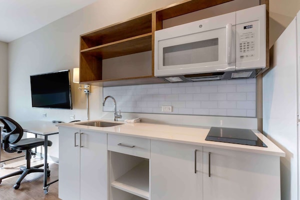 Frigorífico grande, microondas y placa de cocina
