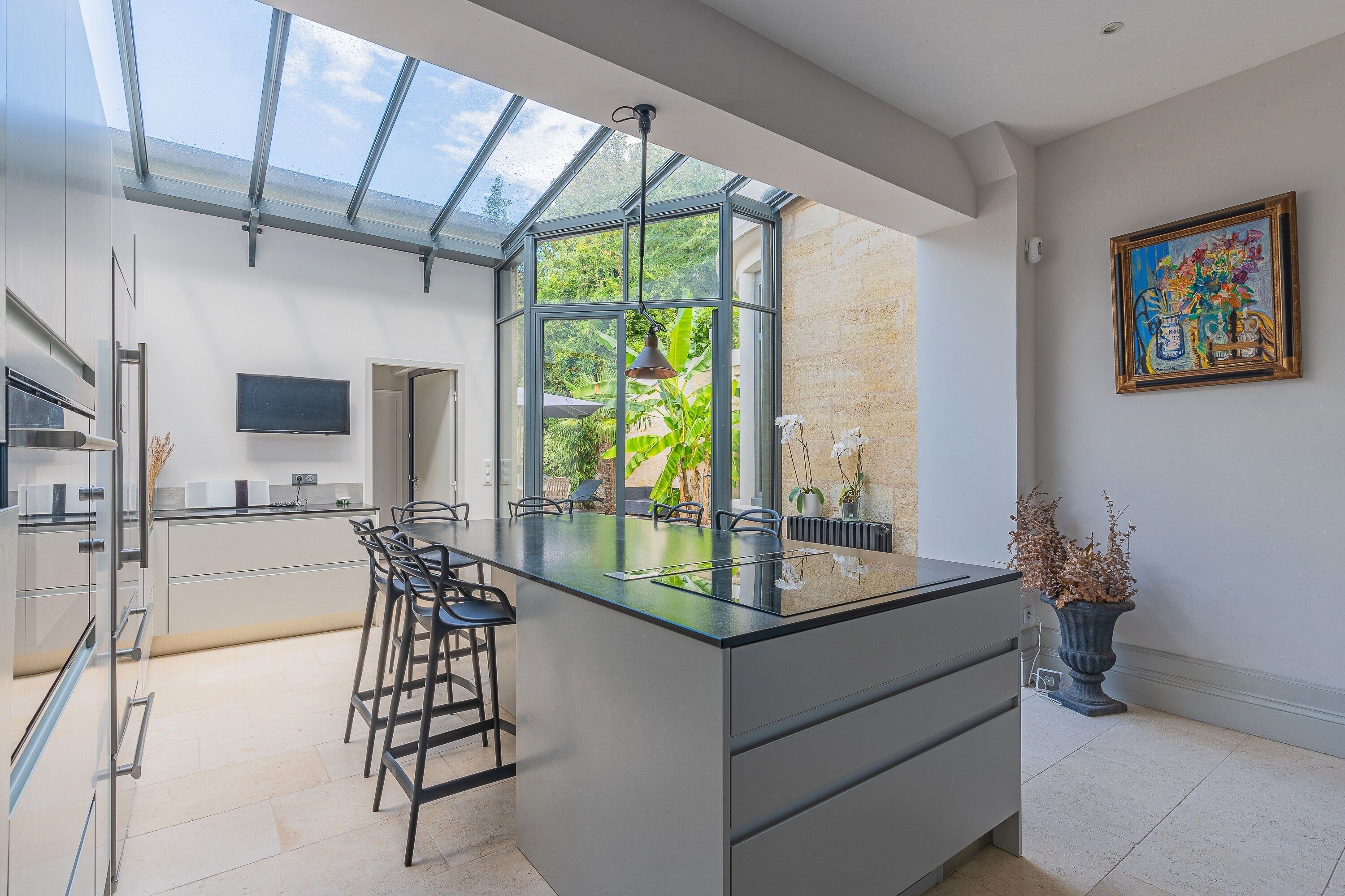 Een koelkast, een magnetron, een oven, een vaatwasser