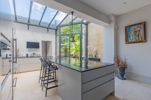Fridge, microwave, oven, dishwasher - Douceur de Vivre - Avec piscine privée (Bordeaux)