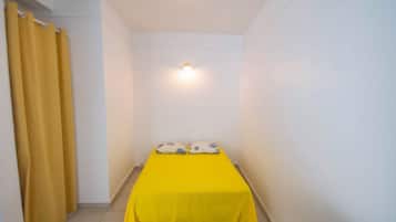 Tabla de planchar con plancha, wifi gratis y ropa de cama