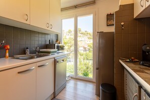 Geladeira, micro-ondas, fogão, lava-louças