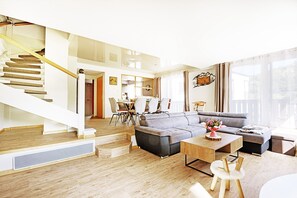 Fernseher, Kamin, Stereoanlage