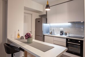 Réfrigérateur, micro-ondes, four, plaque de cuisson